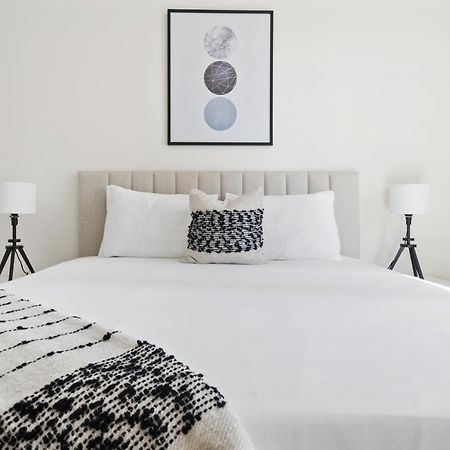 Stylish Apartment With Partial Burj Khalifa View Dubai Bagian luar foto