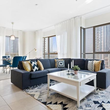 Stylish Apartment With Partial Burj Khalifa View Dubai Bagian luar foto
