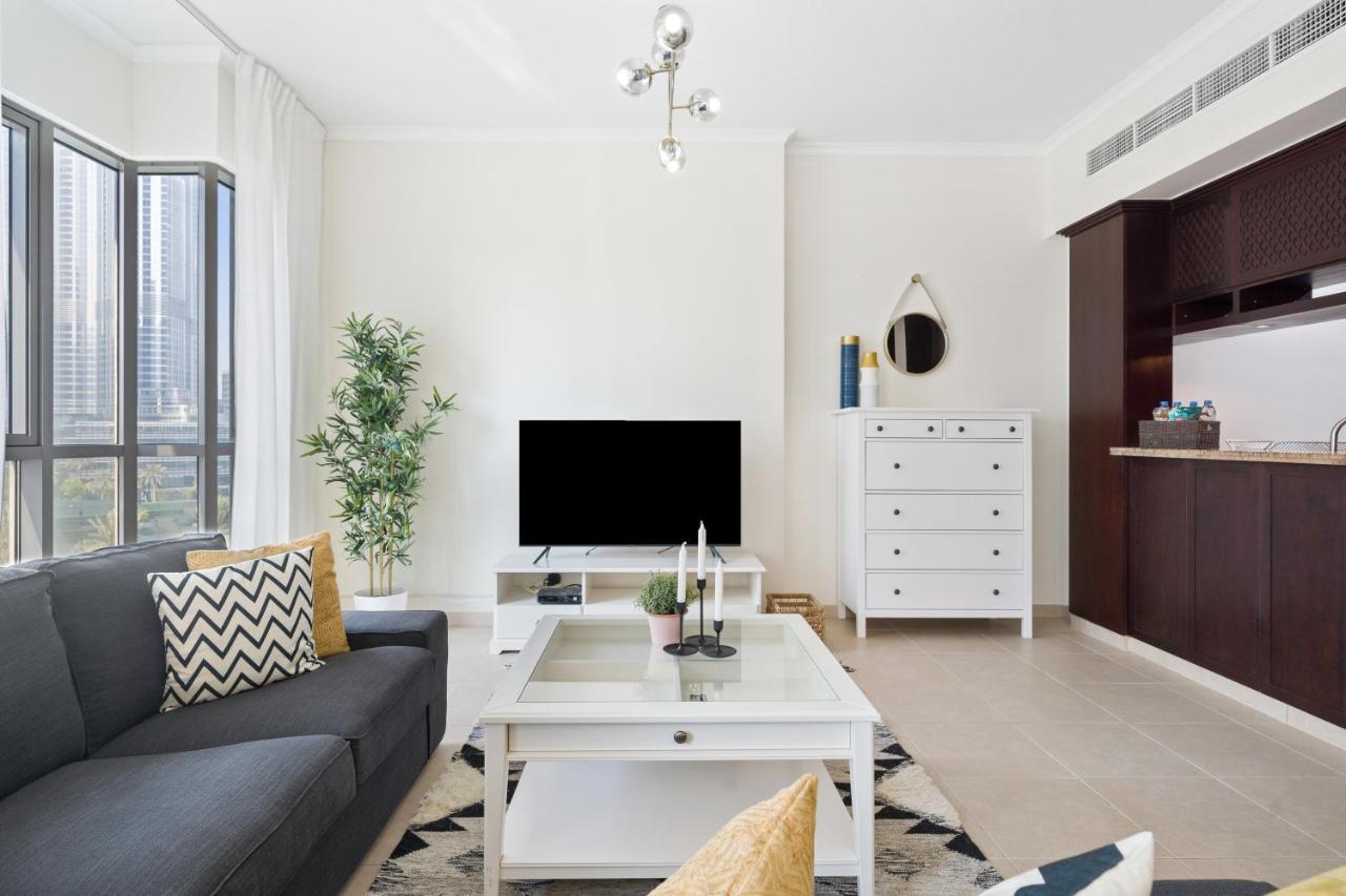 Stylish Apartment With Partial Burj Khalifa View Dubai Bagian luar foto