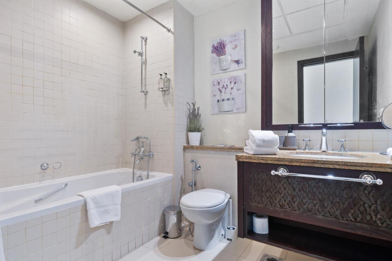 Stylish Apartment With Partial Burj Khalifa View Dubai Bagian luar foto