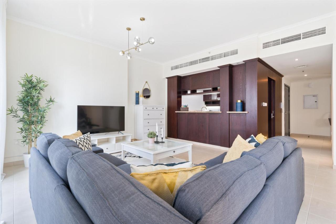 Stylish Apartment With Partial Burj Khalifa View Dubai Bagian luar foto