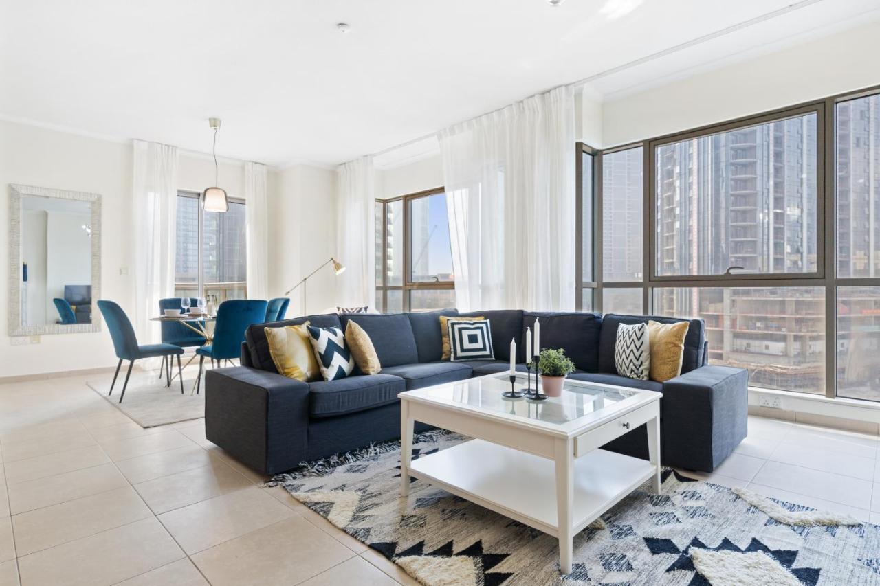 Stylish Apartment With Partial Burj Khalifa View Dubai Bagian luar foto