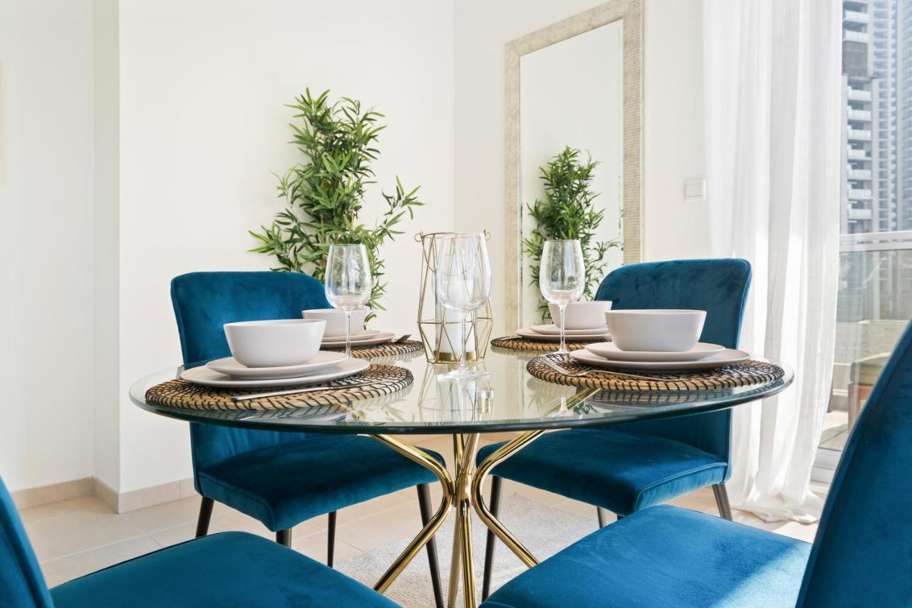 Stylish Apartment With Partial Burj Khalifa View Dubai Bagian luar foto