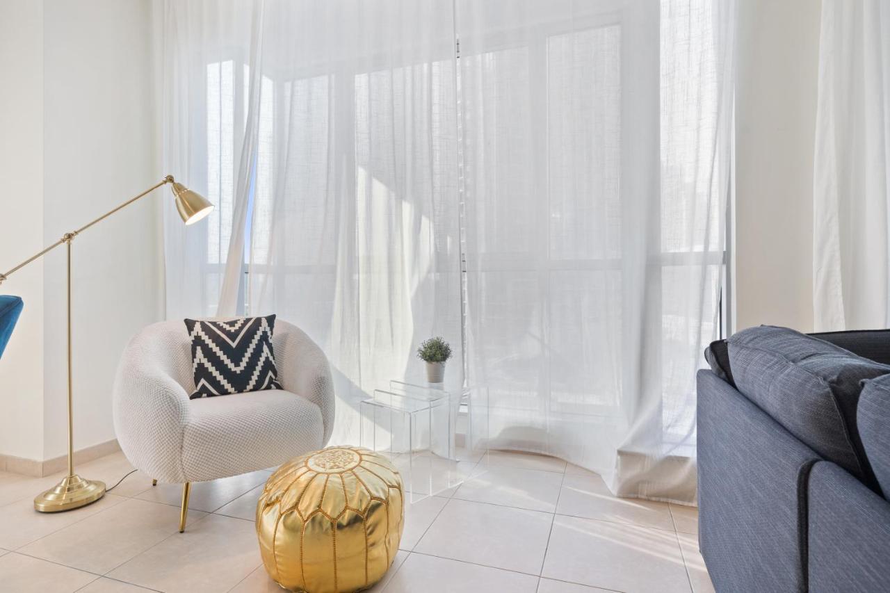Stylish Apartment With Partial Burj Khalifa View Dubai Bagian luar foto