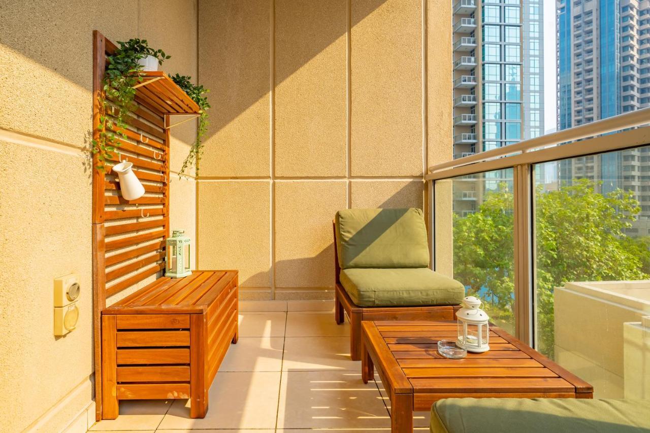 Stylish Apartment With Partial Burj Khalifa View Dubai Bagian luar foto