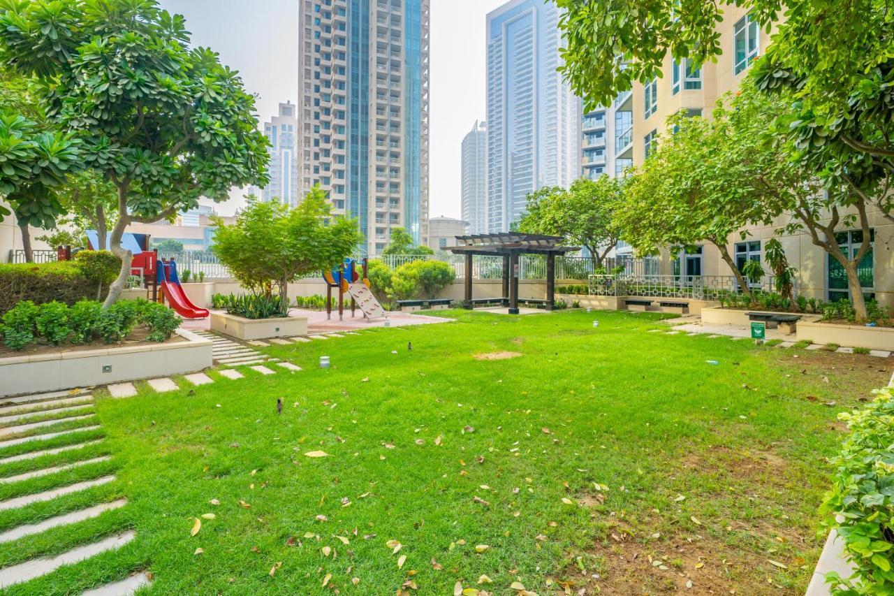 Stylish Apartment With Partial Burj Khalifa View Dubai Bagian luar foto