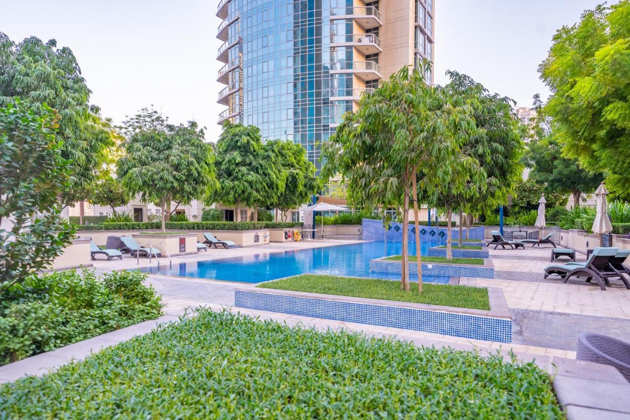 Stylish Apartment With Partial Burj Khalifa View Dubai Bagian luar foto